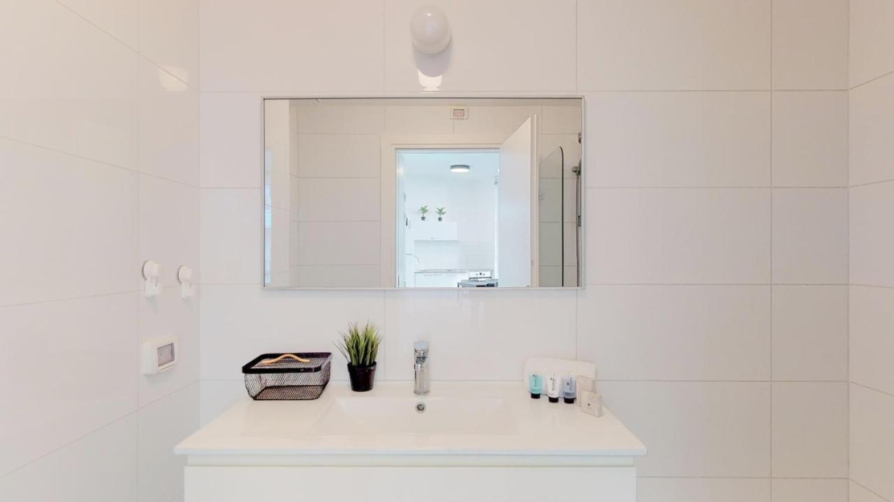 Comfortable Apartment With Balcony By Holyguest Tel Aviv Exteriör bild